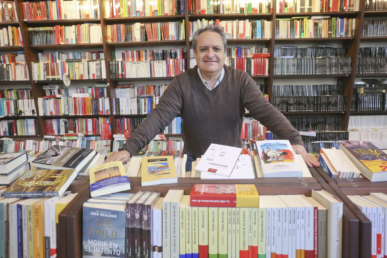 El director de Proteo, Jesús Otaola, en su librería.