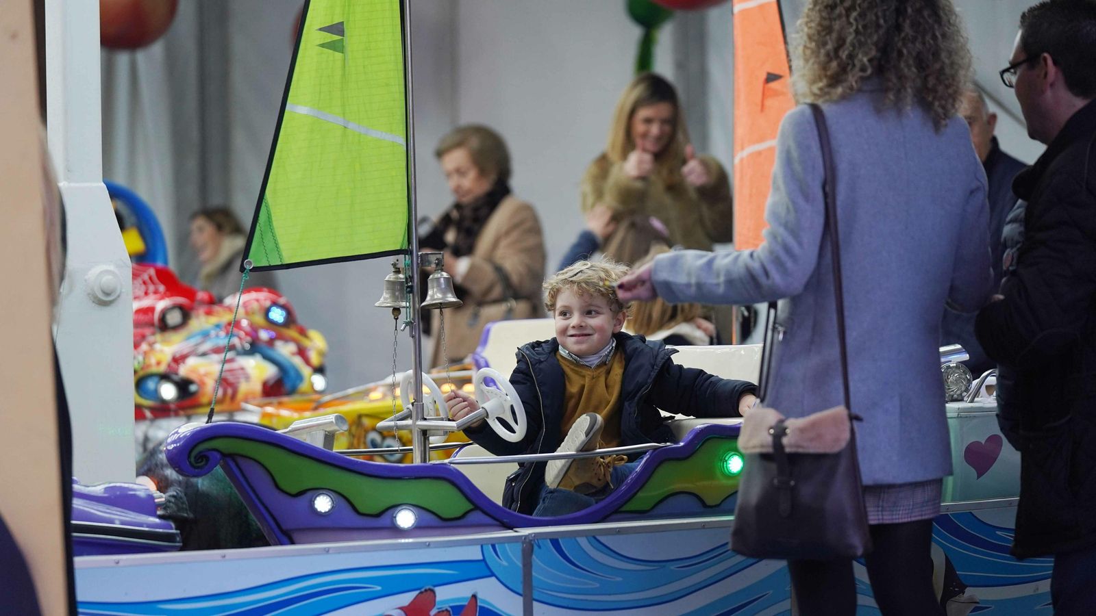 Un niño se pasea en una atracción del Bulevar.