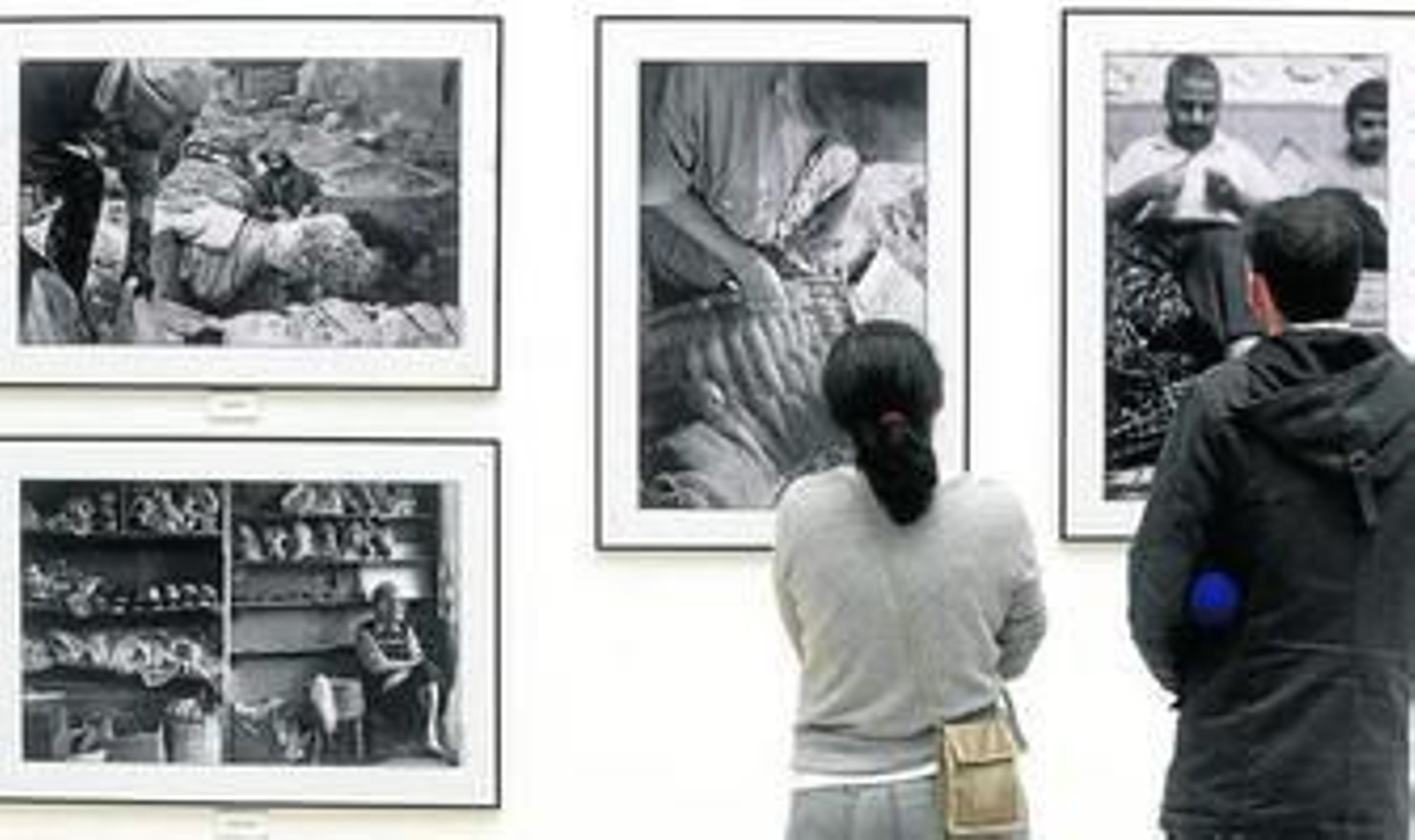 Dos personas observan algunas de las obras de 'Kiki' que desde ayer se pueden ver en la Fundación de Cultura de Algeciras.