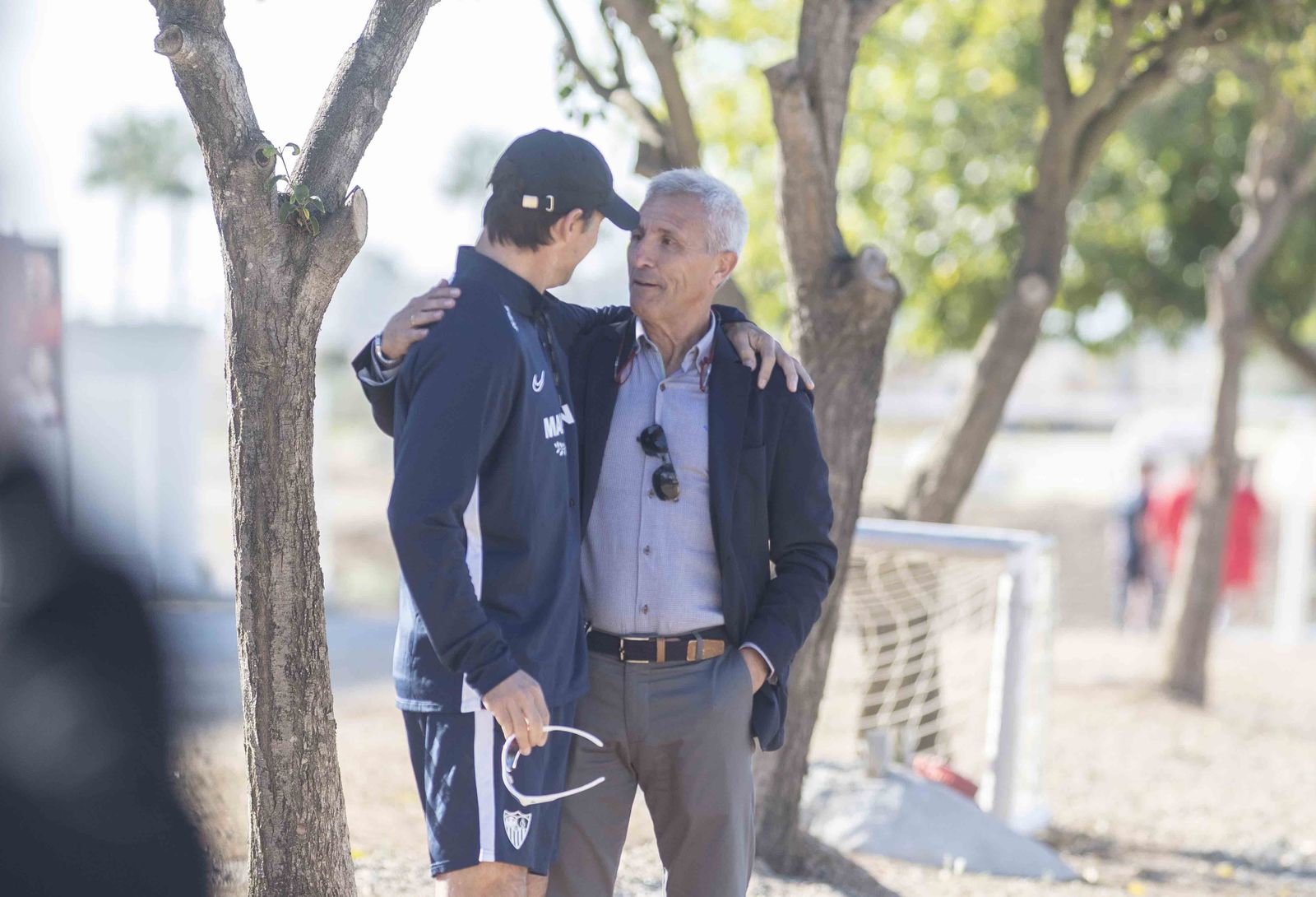 Lopetegui saluda efusivamente a Pablo Blanco, una institución en el Sevilla.