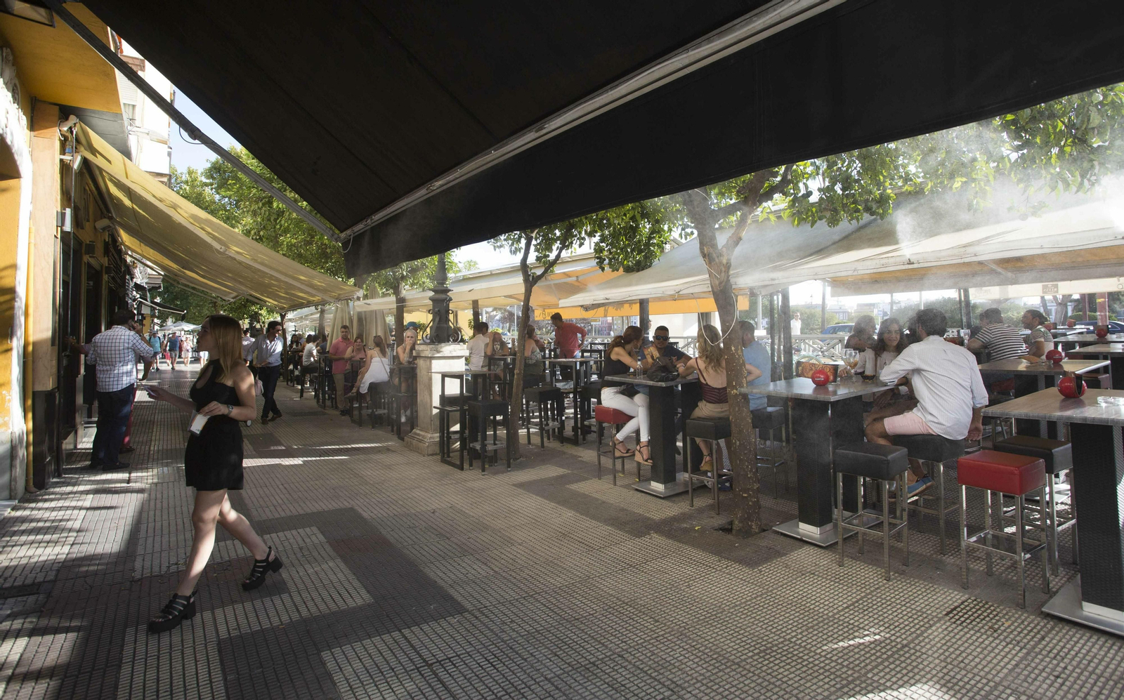 Varias personas toman bebidas en las distintas terrazas del Paseo Colón.