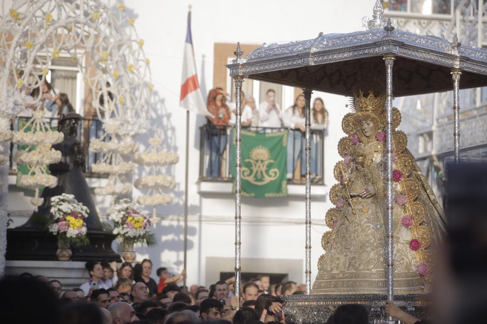 La Virgen del Rocío avanza por las calles de Almonte, en imágenes