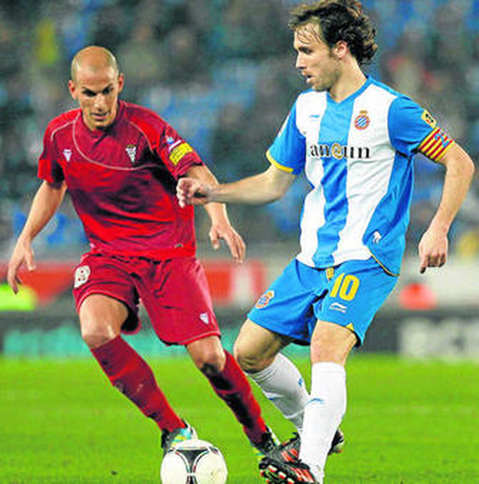 Verdú (d) controla ante Javi Hervás.