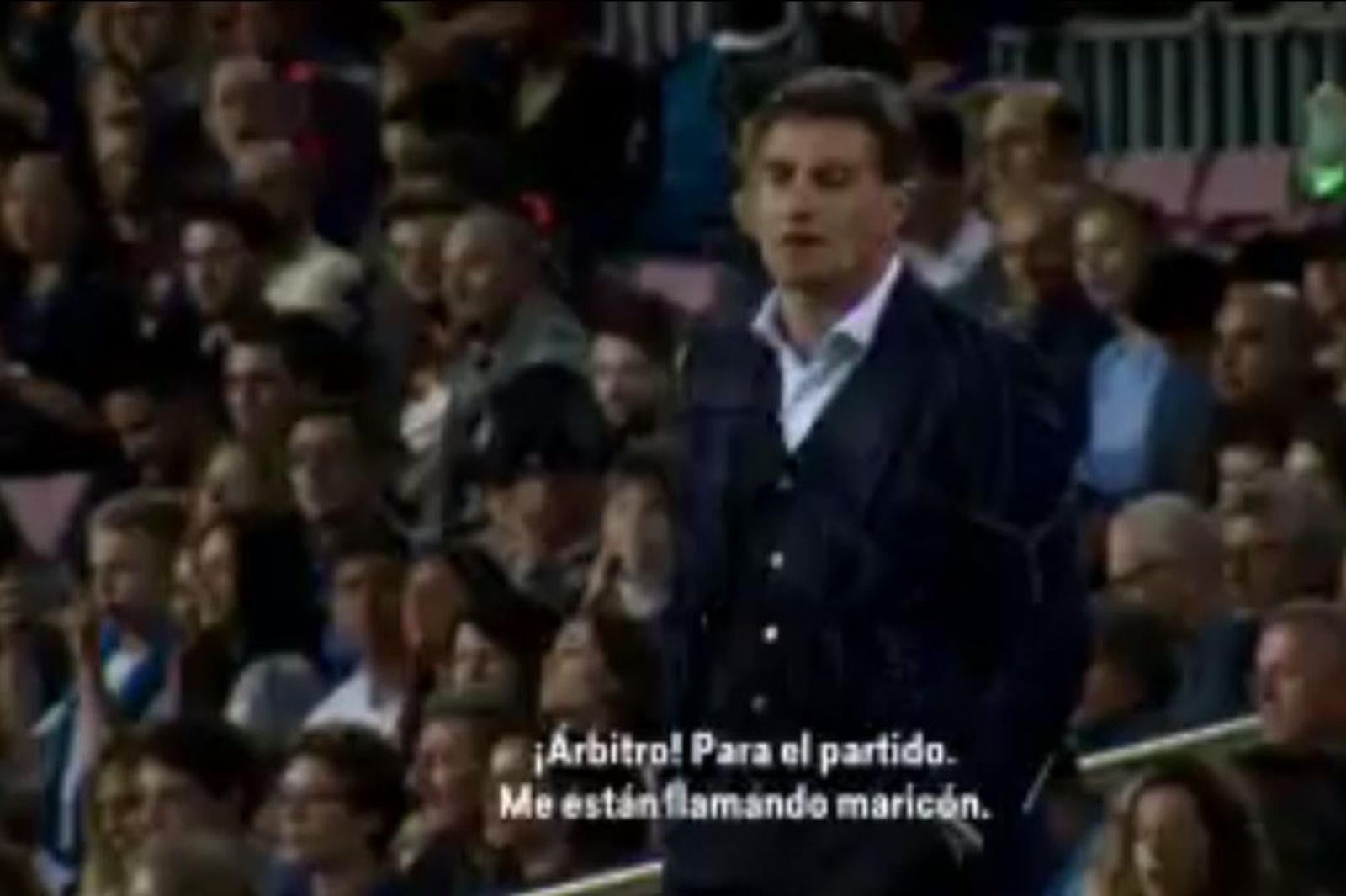 Míche, dirigiéndose al cuarto árbitro en el Camp Nou.