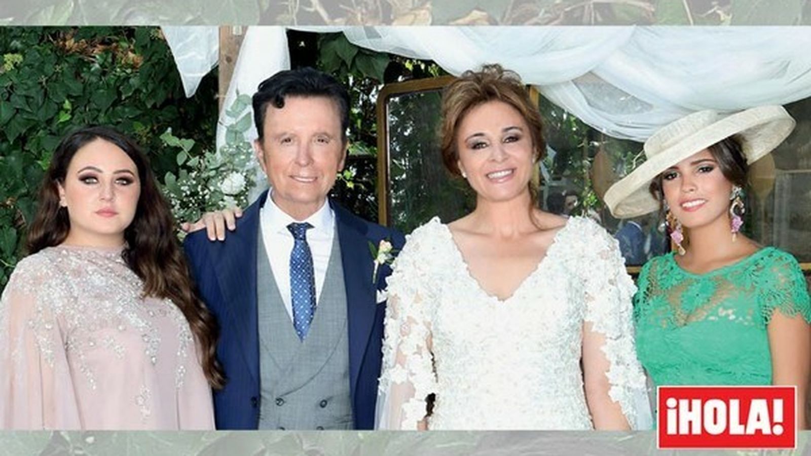 Ortega Cano y Ana María (centro), con Rocío Flores (i.) y Gloria Camila, en la exclusiva de su boda en ¡Hola!