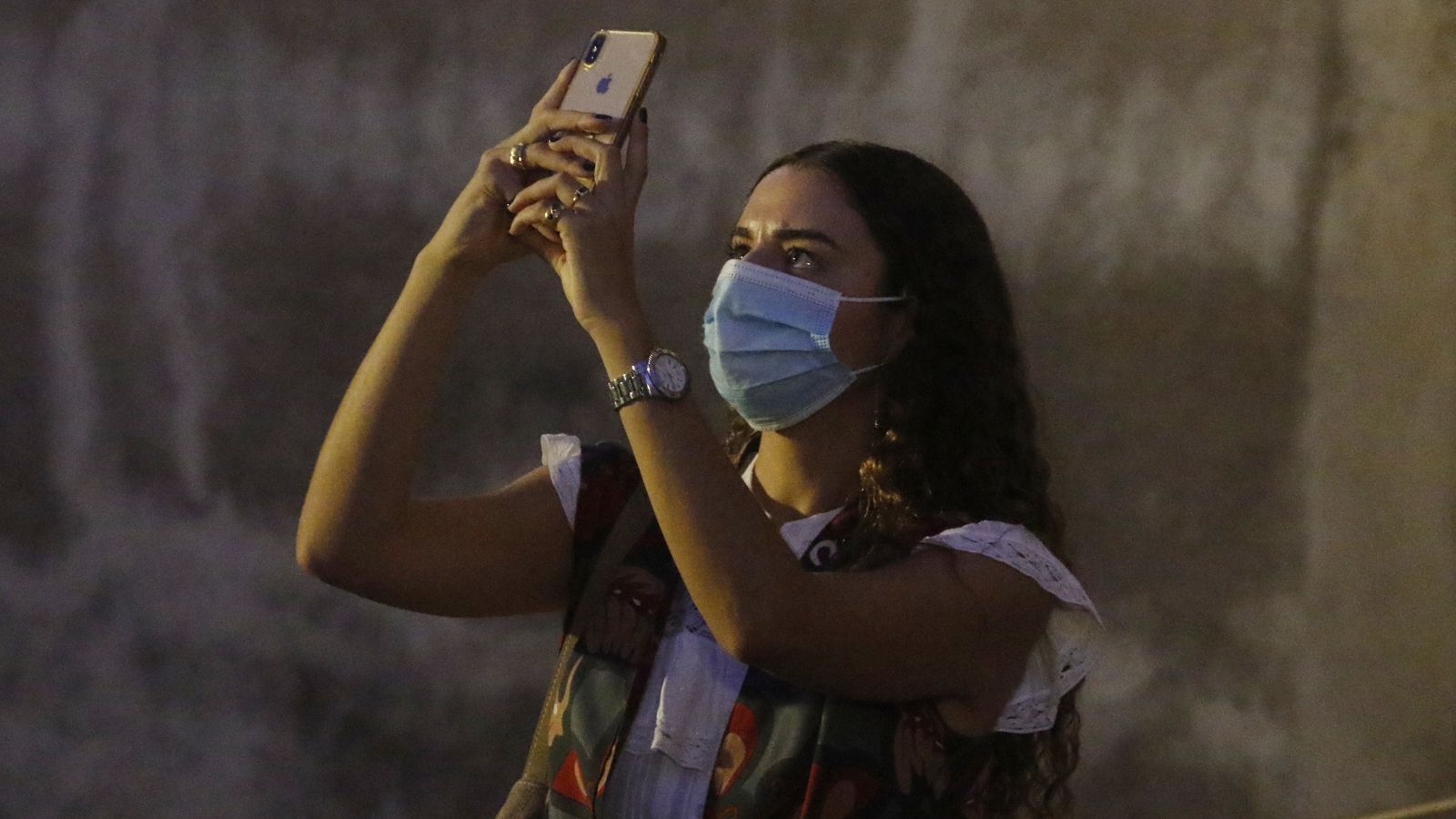 Una joven realiza una fotografía en el interior de la Mezquita-Catedral.