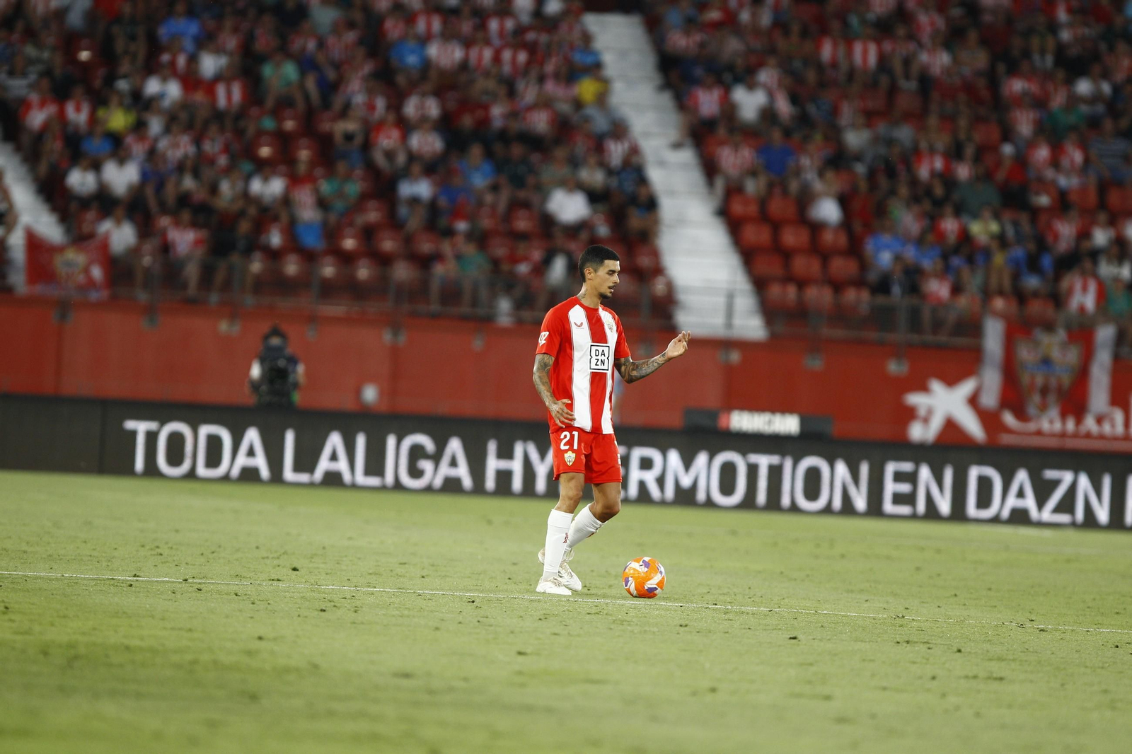 Chumi conduce el balón en busca de línea de pase durante un encuentro de la pasada temporada con el conjunto rojiblanco. Chumi conduce el balón en busca de línea de pase durante un encuentro de la pasada temporada con el conjunto rojiblanco.