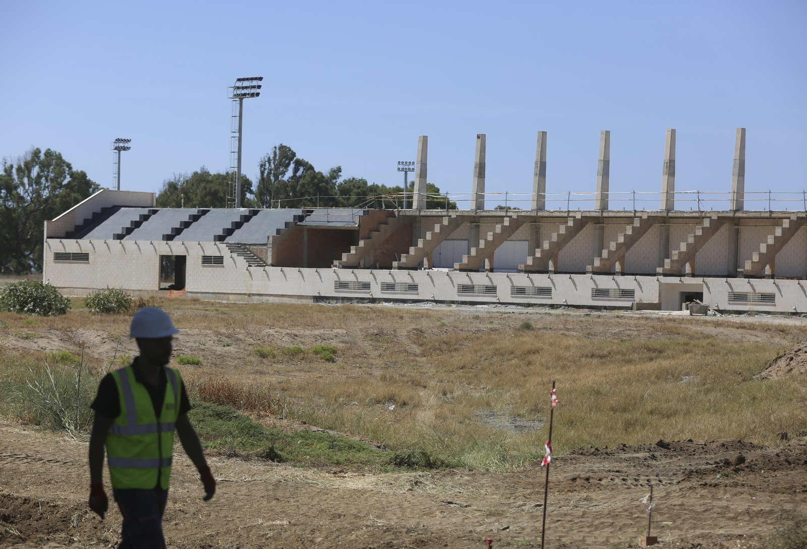 Un operario pasea por las obras de La Academia del Málaga CF. Un operario pasea por las obras de La Academia del Málaga CF.