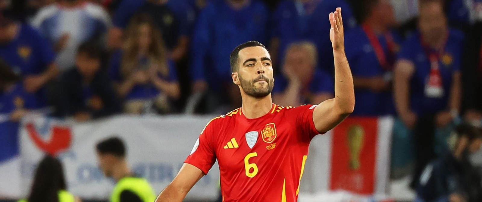 Mikel Merino saluda a sus aficionados tras su exhibición goleadora.