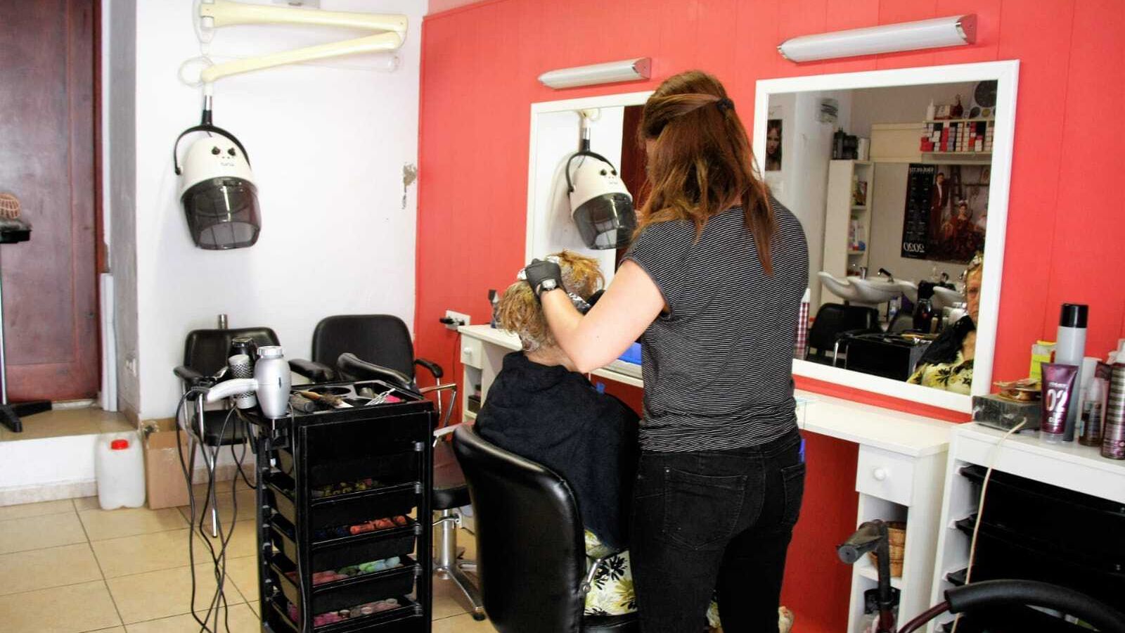 Una peluquería portuense, este lunes atendiendo a una clienta.