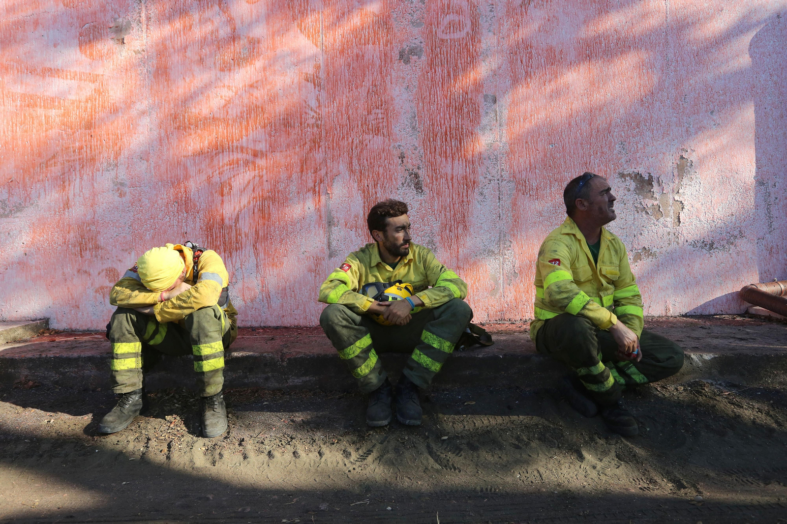 Imágenes del área afectada por el fuego del segundo día en el incendio de Almonaster