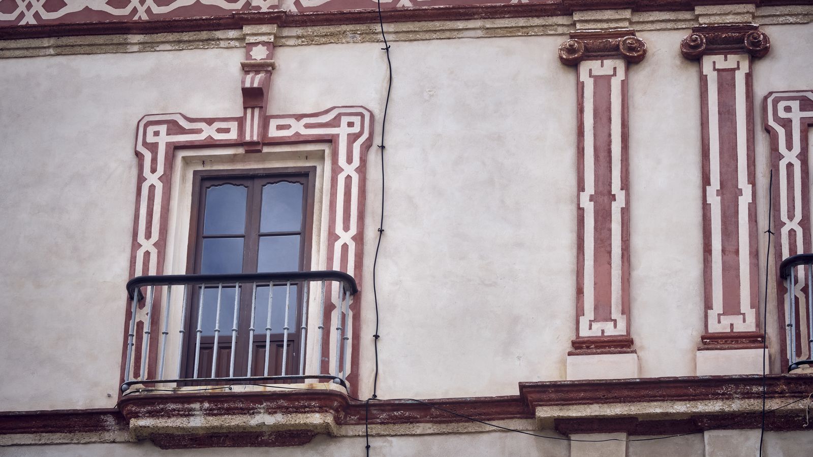 Cables cubriendo una fachada de Cádiz.