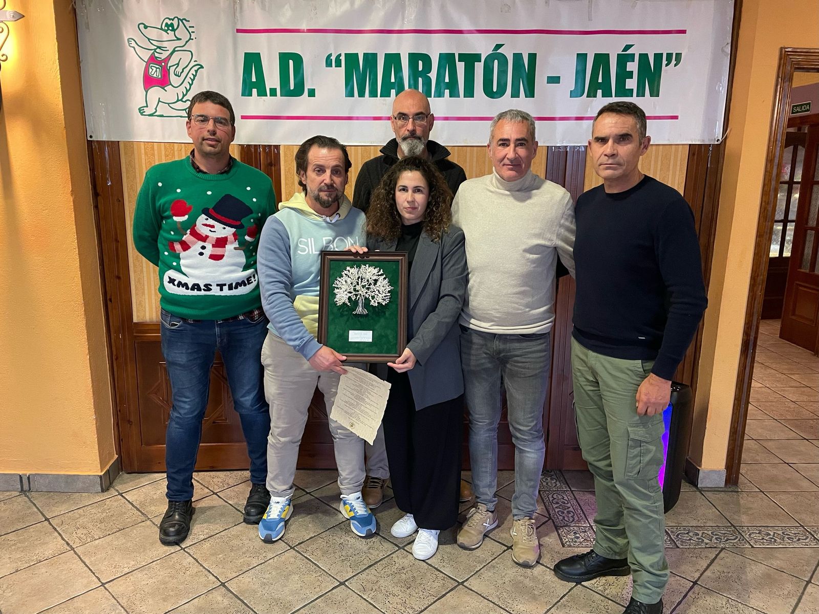 Julio Alberto Pancorbo recibe el premio de manos de la directiva del club.