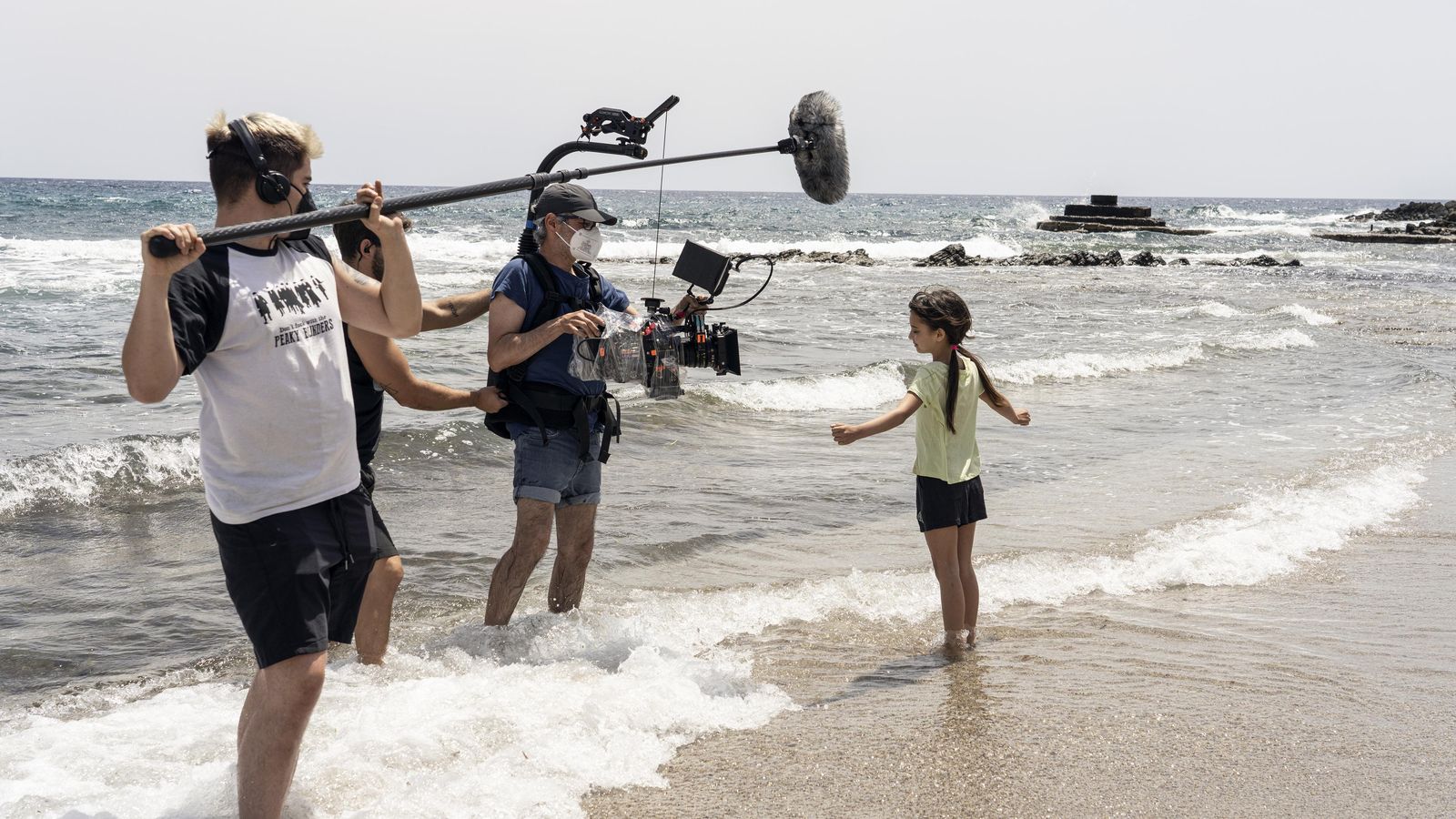 La niña Cosette Silguero en el rodaje en Cabo de Gata