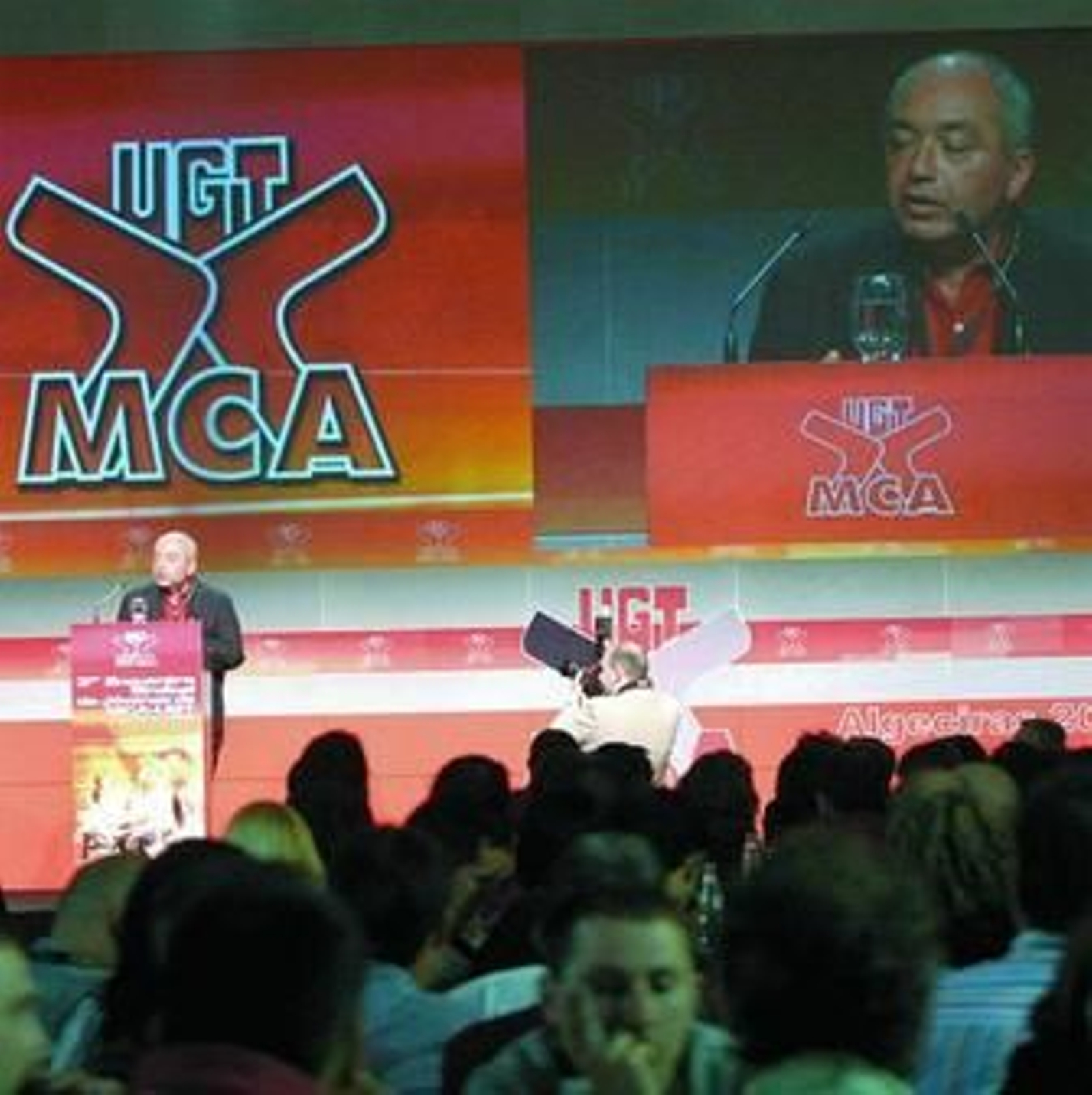 Manuel Pastrana se dirige a los jóvenes sindicalistas, durante la noche de ayer.