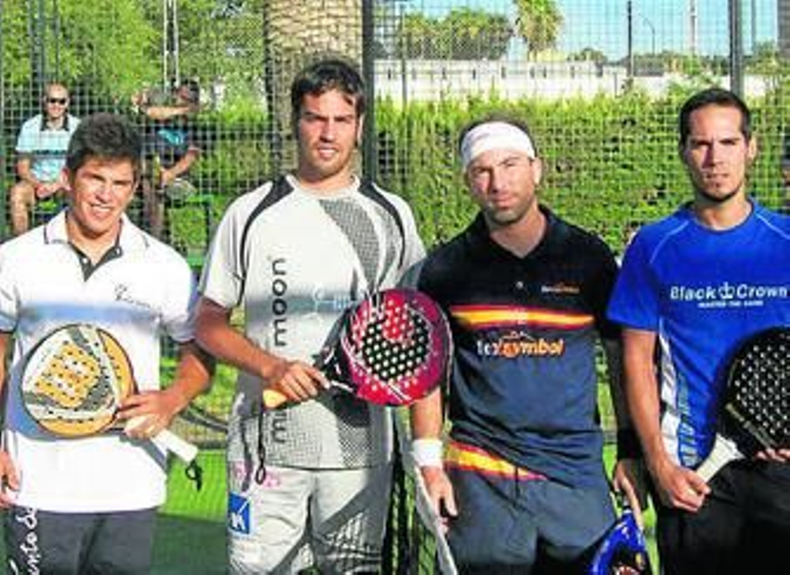 1. Imagen que refleja el gran ambiente que ha habido  en las instalaciones del club La Salina durante todo el fin de semana. 2. Los cuatro jugadores que disputaron la final masculina, de izquierda a derecha, Antonio Correa, Adrián Sestelo, Kike Kruck y Alex Pallarés. 3. Sara Armenta y Ángeles Salgado posan antes de comenzar la final.