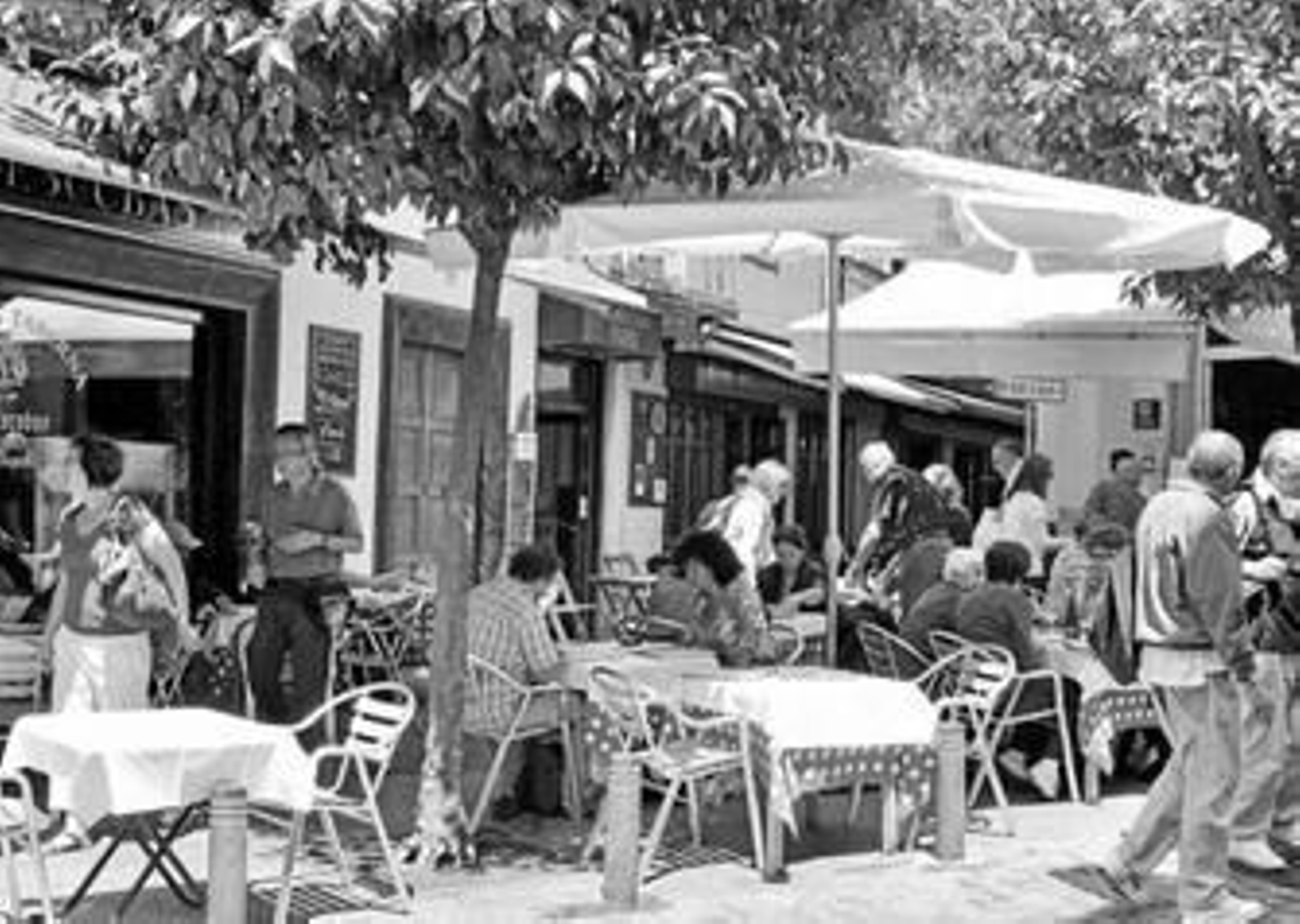 Un grupo de jóvenes celebra una 'botellona' en la fiesta de la Primavera.