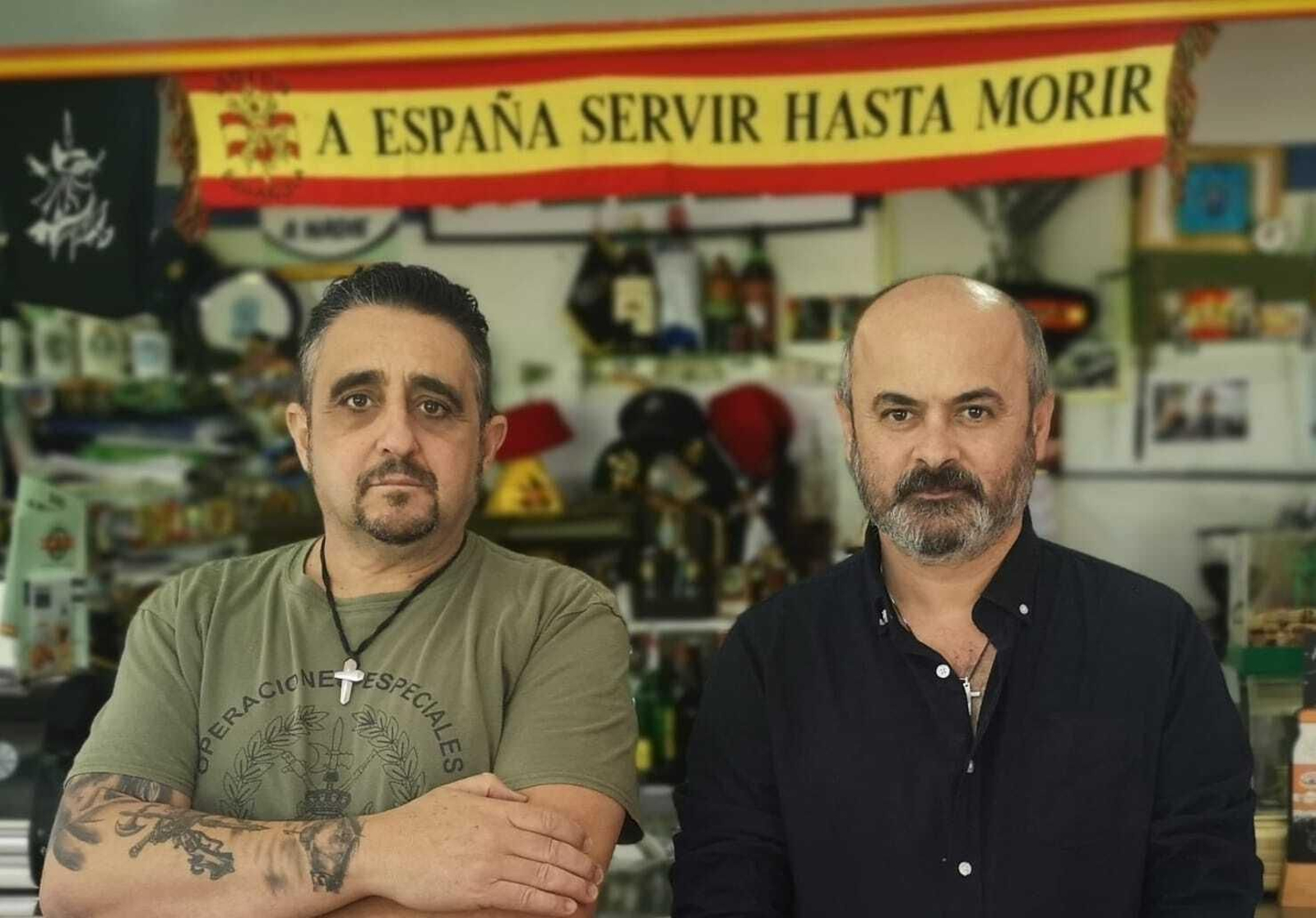 Paco Guerrero junto a Joaquín, secretario de la entidad.