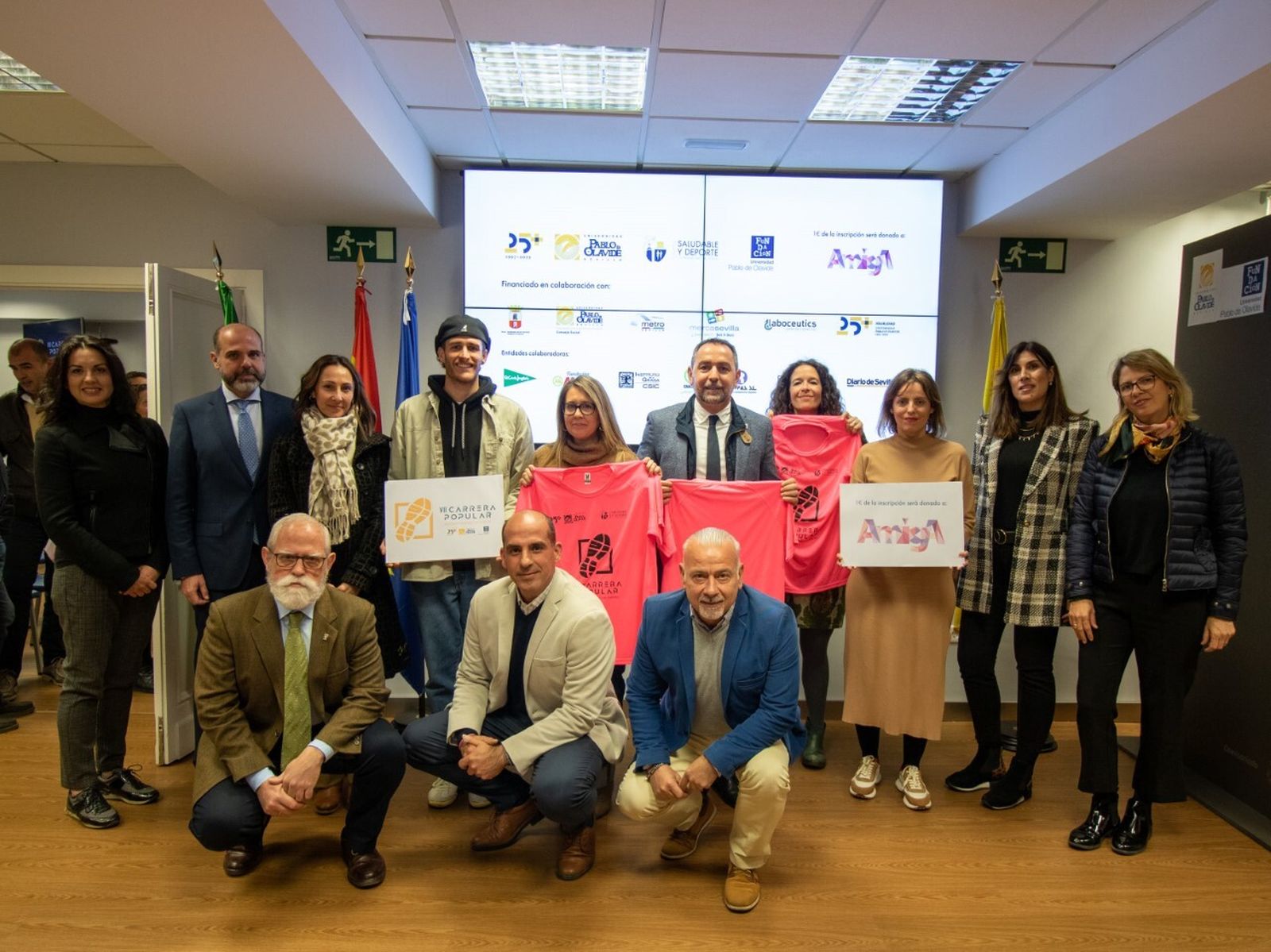 Foto de familia de la presentación de la VII Carrera Popular del 15 de abril.