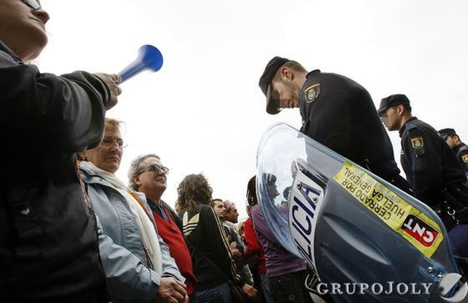 Un agente, con una pegatina de CNT en su escudo. 

Foto: Fito Carreto