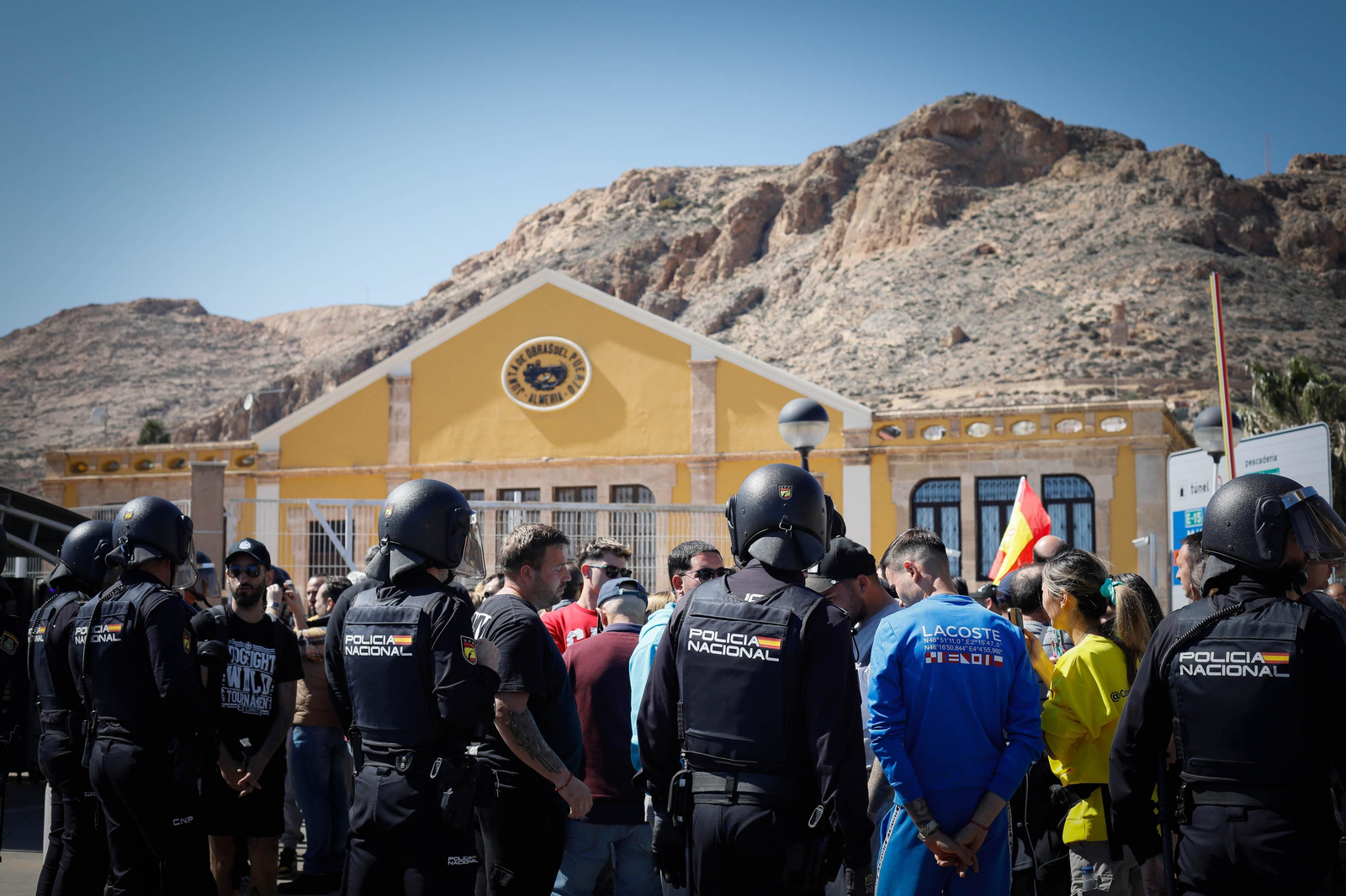 Los agricultores colapsan el puerto de Almería