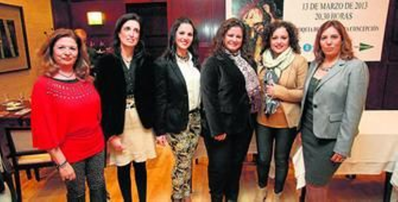 1. Las protagonistas: Carmen Walls, Carmen Córdoba, Anita Bernal, Elena de Carmen, Carmen Santiago y Olga Guererro. 2. Un momento de la presentación en Tiendas El Corte Inglés. 3. Pedro Rodríguez saluda a Francisco Martín y a Jesús Flichi. 4. Miembros de la Archicofradía de la Vera Cruz y Oración.