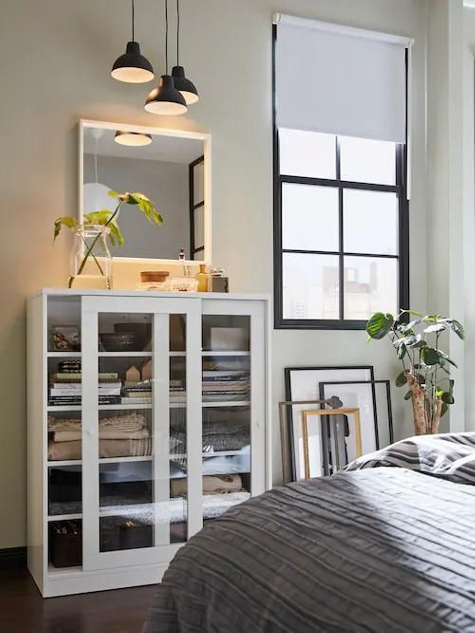 Estantería con cristaleras de Ikea.