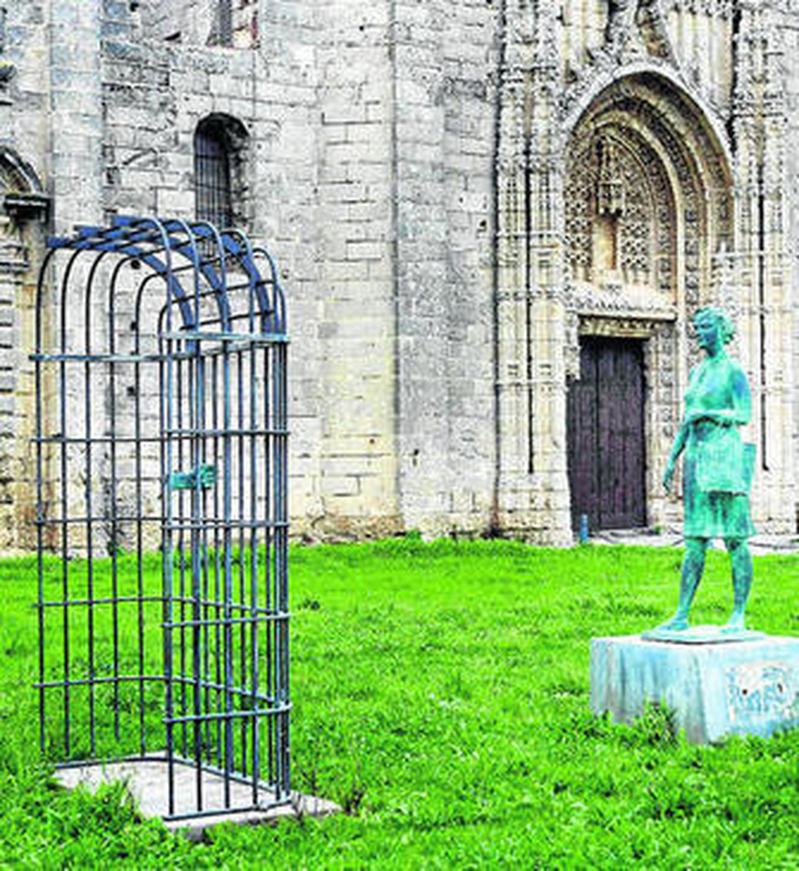 La escultura dedicada a la mujer de los represaliados del franquismo.