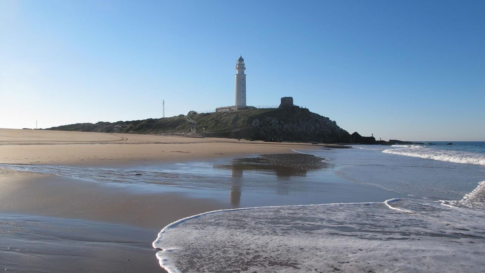 La playa del faro de Trafalgar.