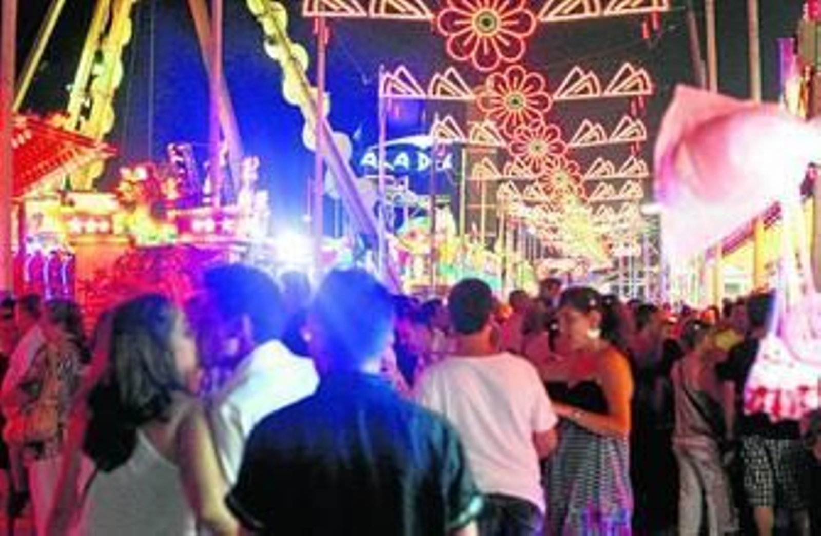 Una de las calles del recinto ferial abarrotada de gente en la noche del pasado sábado.