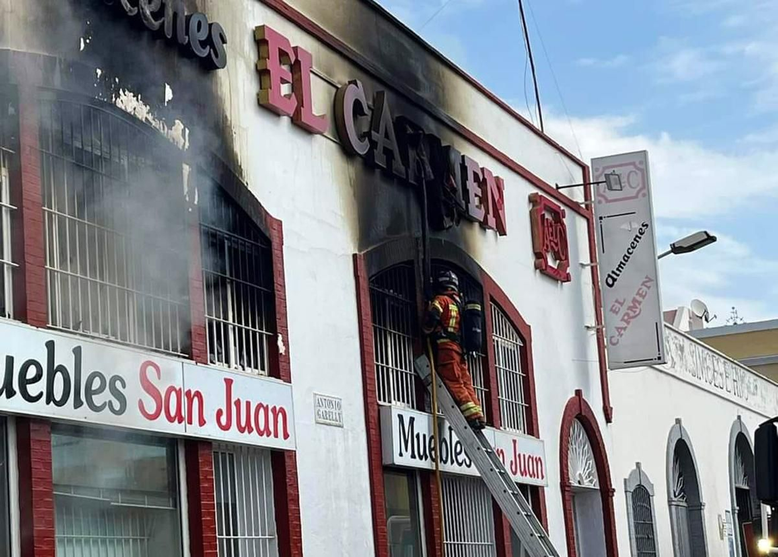Así han quedado las naves industriales del polígono pesquero de Isla Cristina tras el incendio Así han quedado las naves industriales del polígono pesquero de Isla Cristina tras el incendio