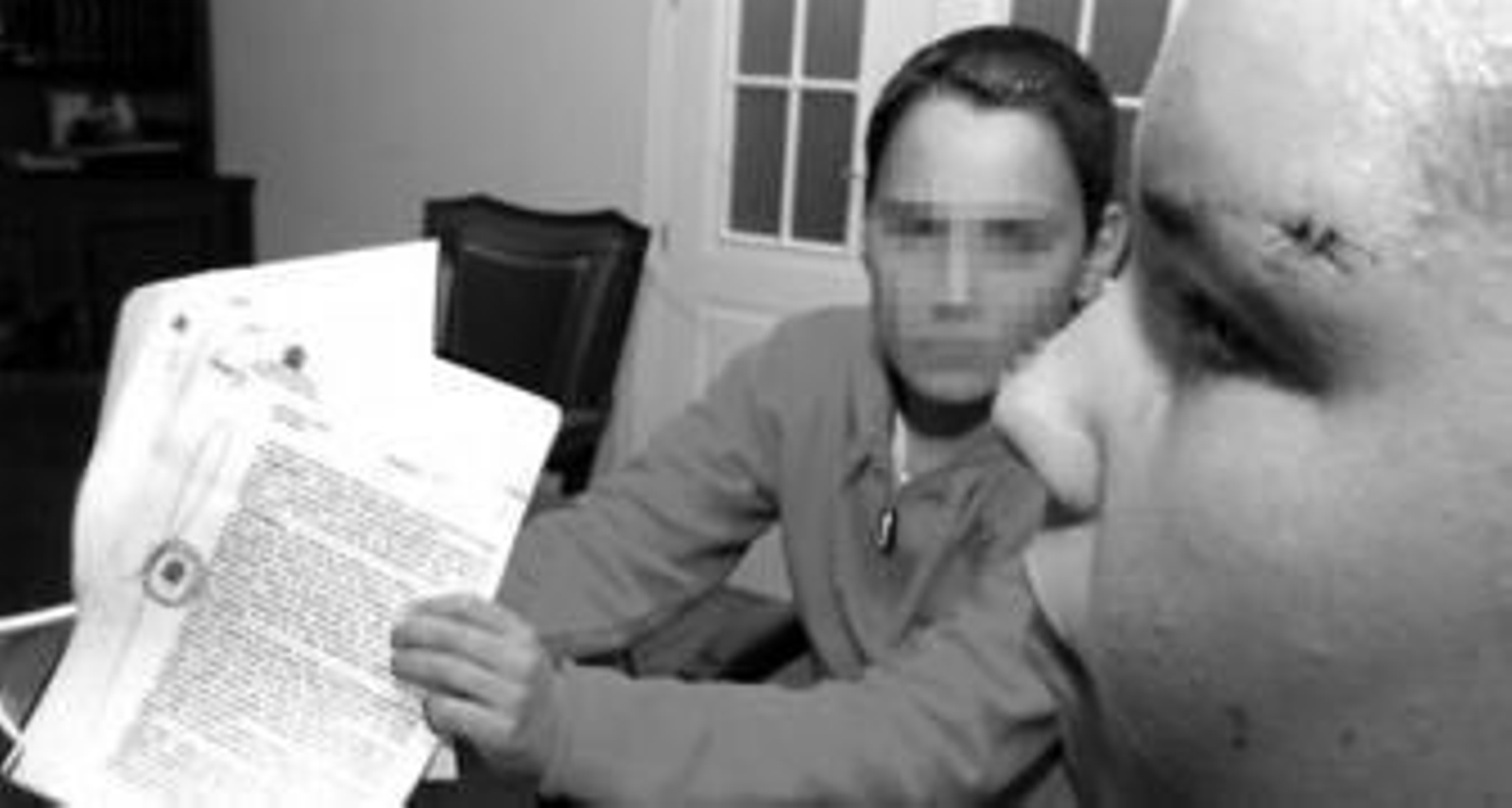 El menor lesionado, en primer plano, y su acompañante en la moto, mostrando la denuncia interpuesta.