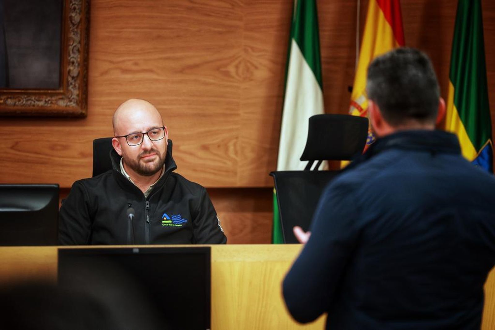 El alcalde, durante la intervención del representante del sindicato UPLBA en el último pleno.