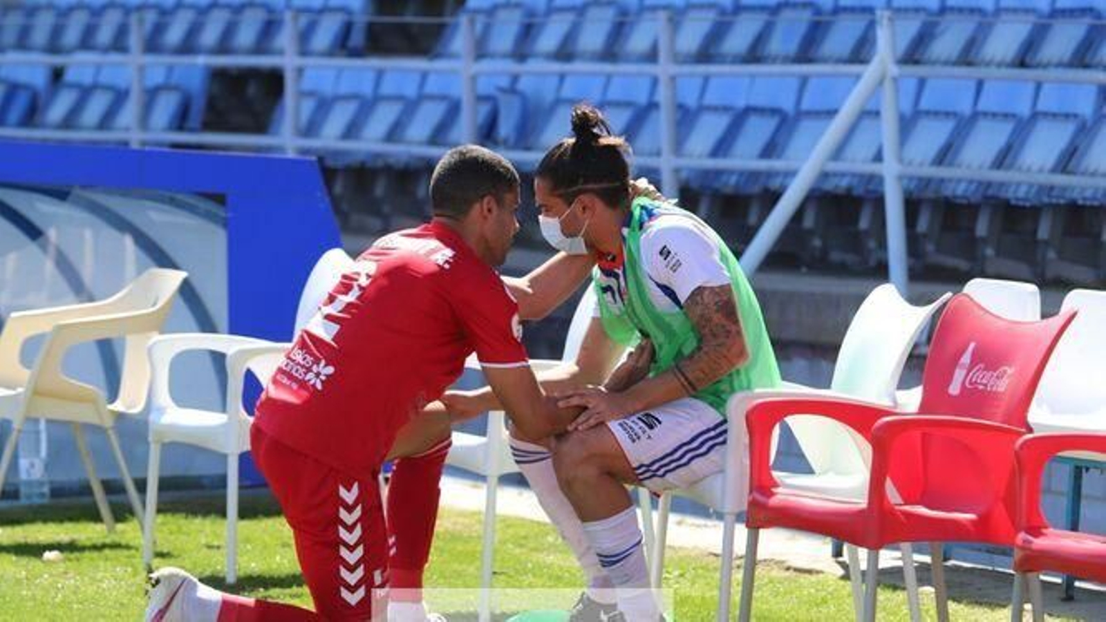 Aythami Álvarez, del Tamaraceite, consuela al jugador del Recre Chuli al final del encuentro.