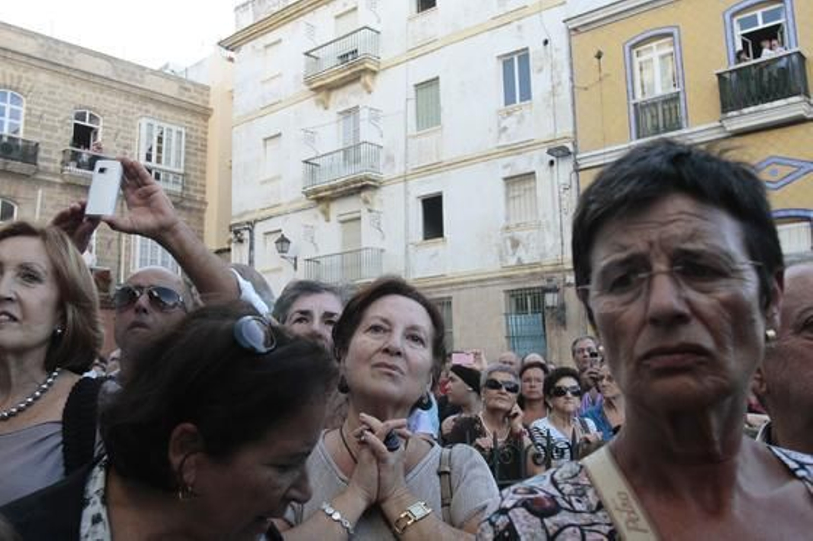 La Virgen del Rosario recorre las calles de Cádiz. 

Foto: Lourdes de Vicente