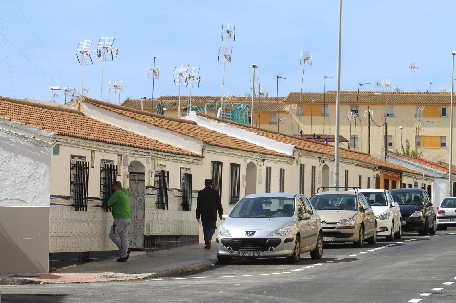 Una de las calles de la barriada de Pérez Cubillas, que se verá impulsada por el plan de inclusión social.