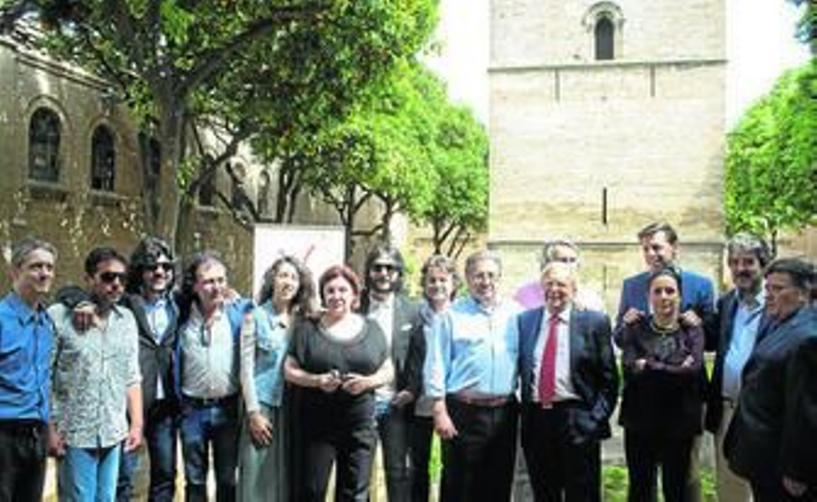 Algunos de los artistas que participarán en 'Septiembre es flamenco', con el alcalde ante la Torre de Don Fadrique.