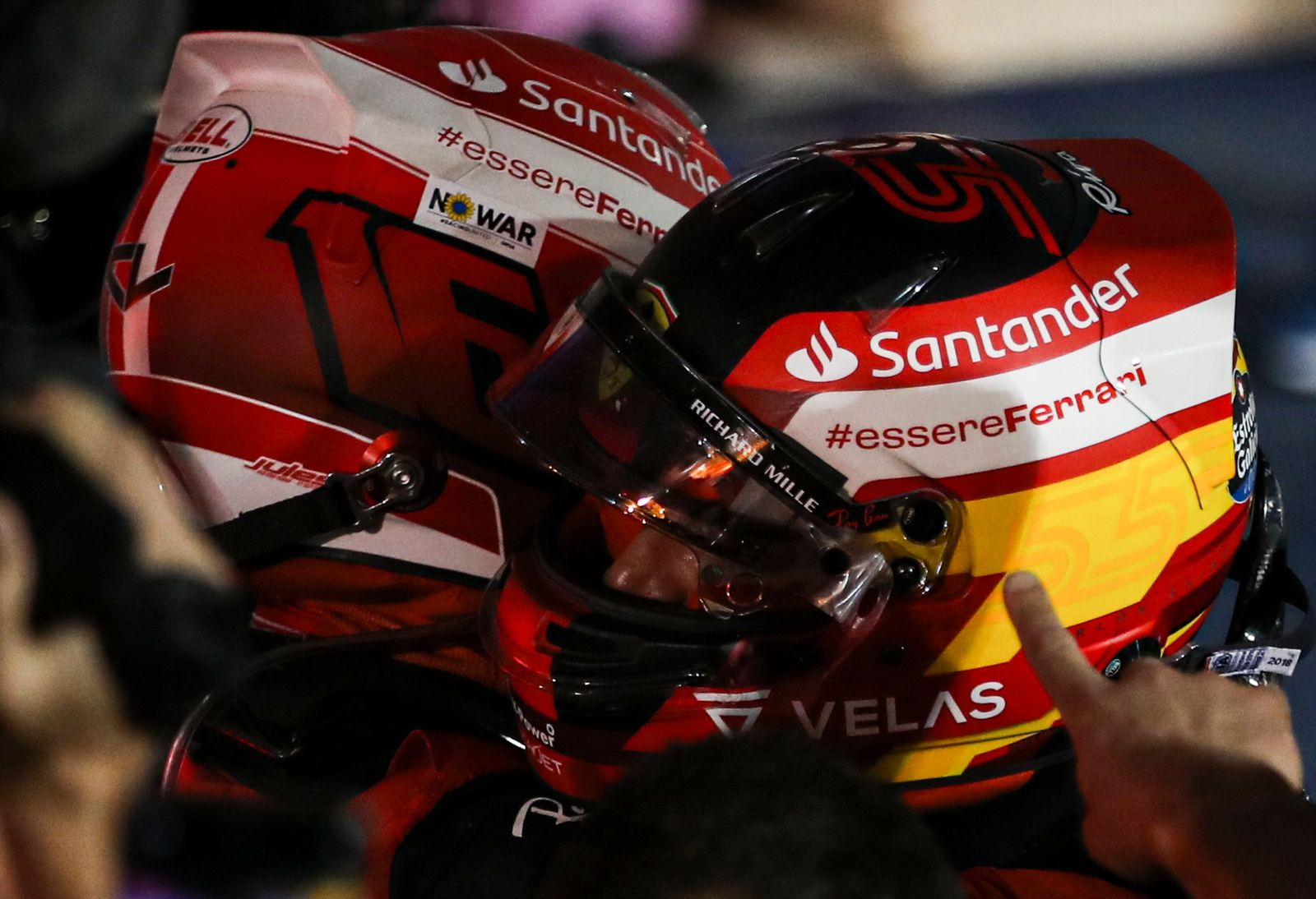 Leclerc primer líder al ganar Baréin; Sainz completó 'doblete' de Ferrari