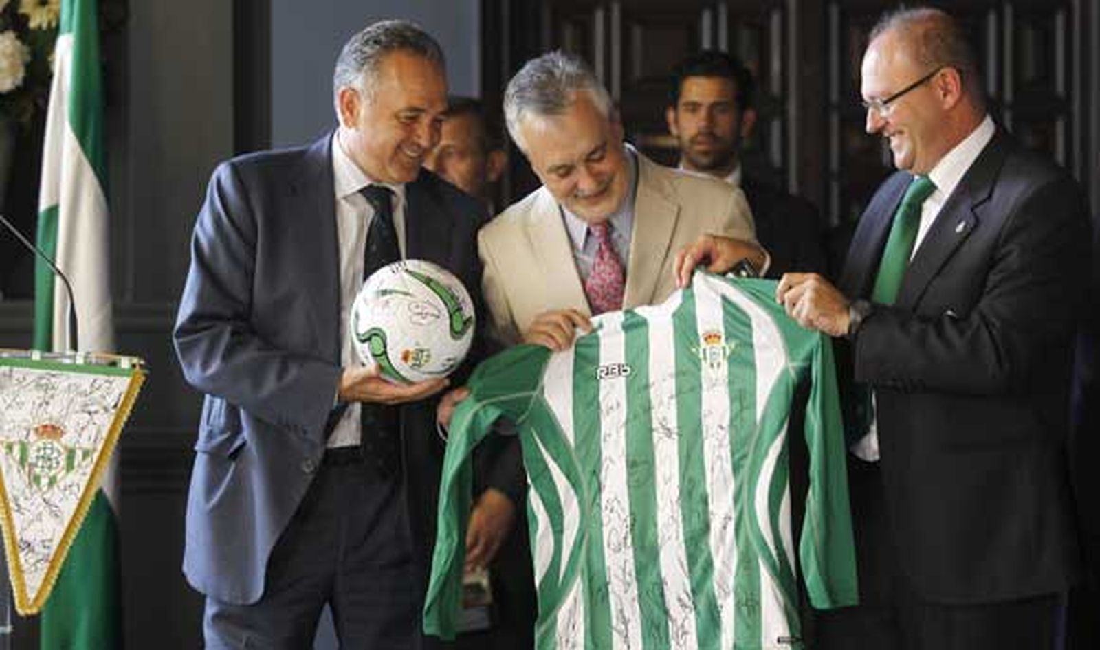 Griñán elogia al Betis en el último acto de celebración por el ascenso