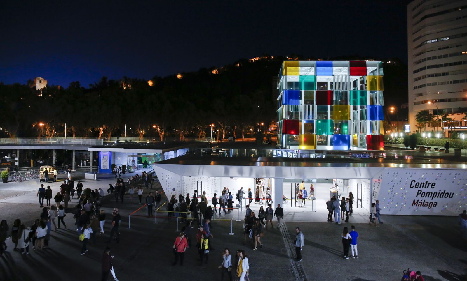 Numerosas personas en un acto de la Noche en Blanco en ediciones anteriores