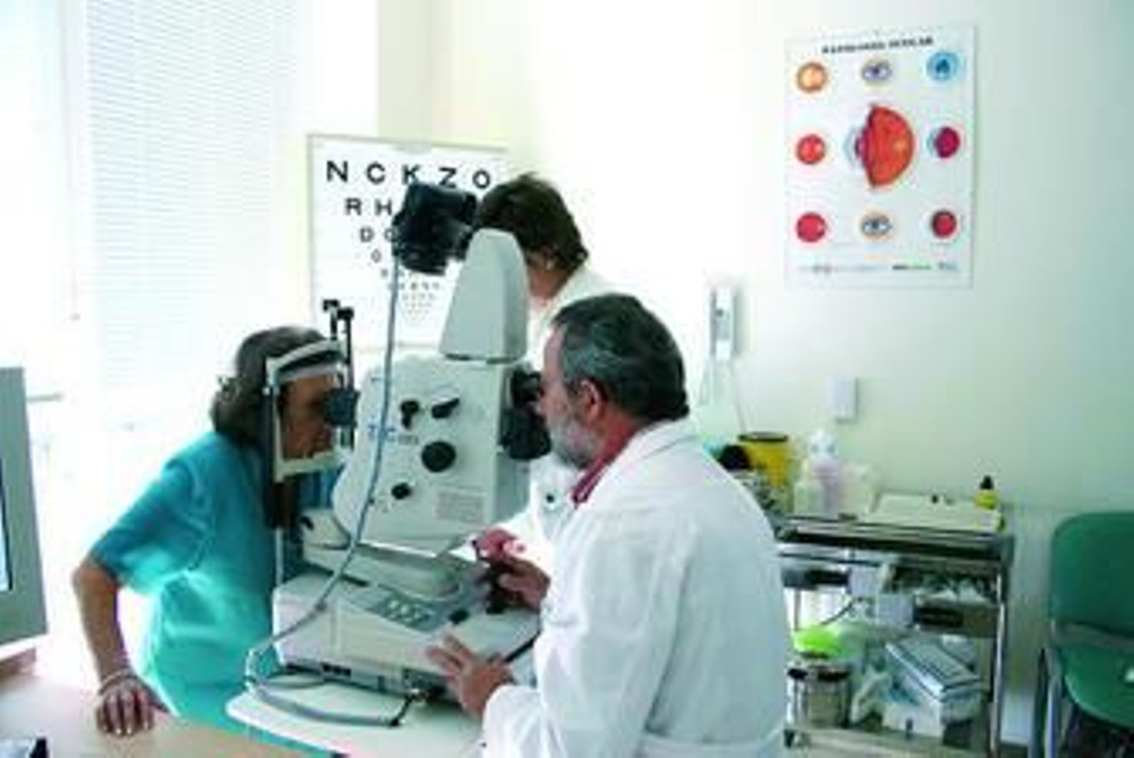 Una paciente es sometida a la prueba mediante un retinógrafo.