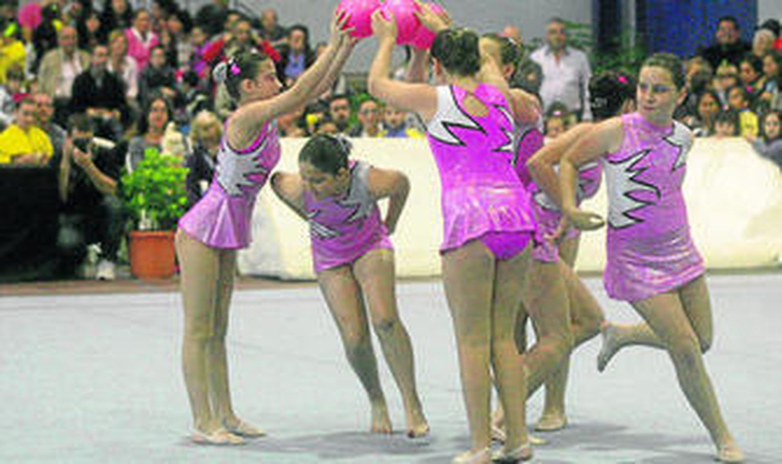 Uno de los ejercicios que se exhibieron ayer en el triangular de Palmones.