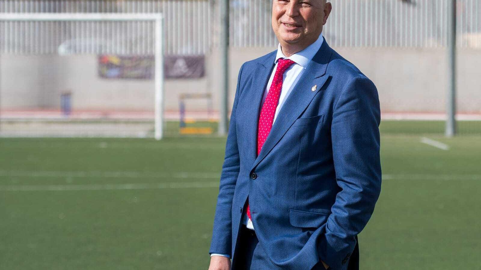 El consejero de Educación y Deporte en un campo de fútbol.