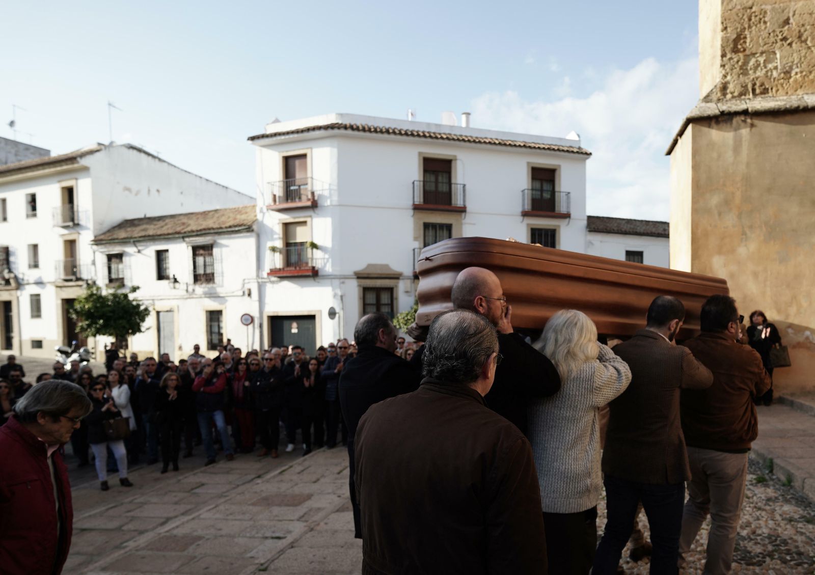Multitudinaria despedida a Miguel Amate en la iglesia de Santa Marina.