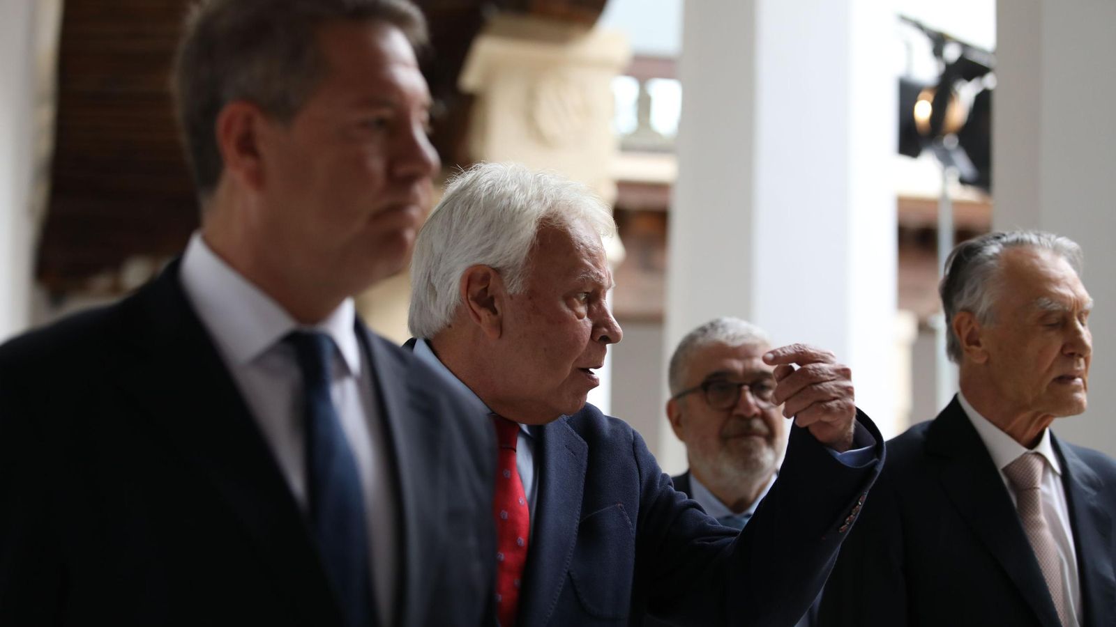 Felipe González, con Emiliano García-Page y Aníbal Cavaco Silva, en un acto por los 40 años de España y Portugal en la Unión Europea.