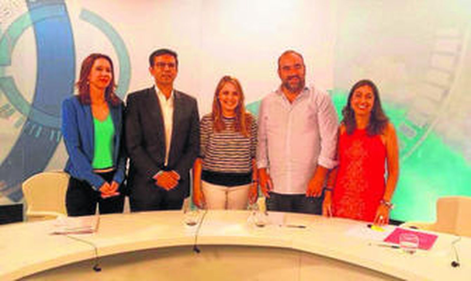 Los candidatos de PSOE, IU y UPyD posan junto a las periodistas de Canal Sur encargadas de moderar el debate televisado.