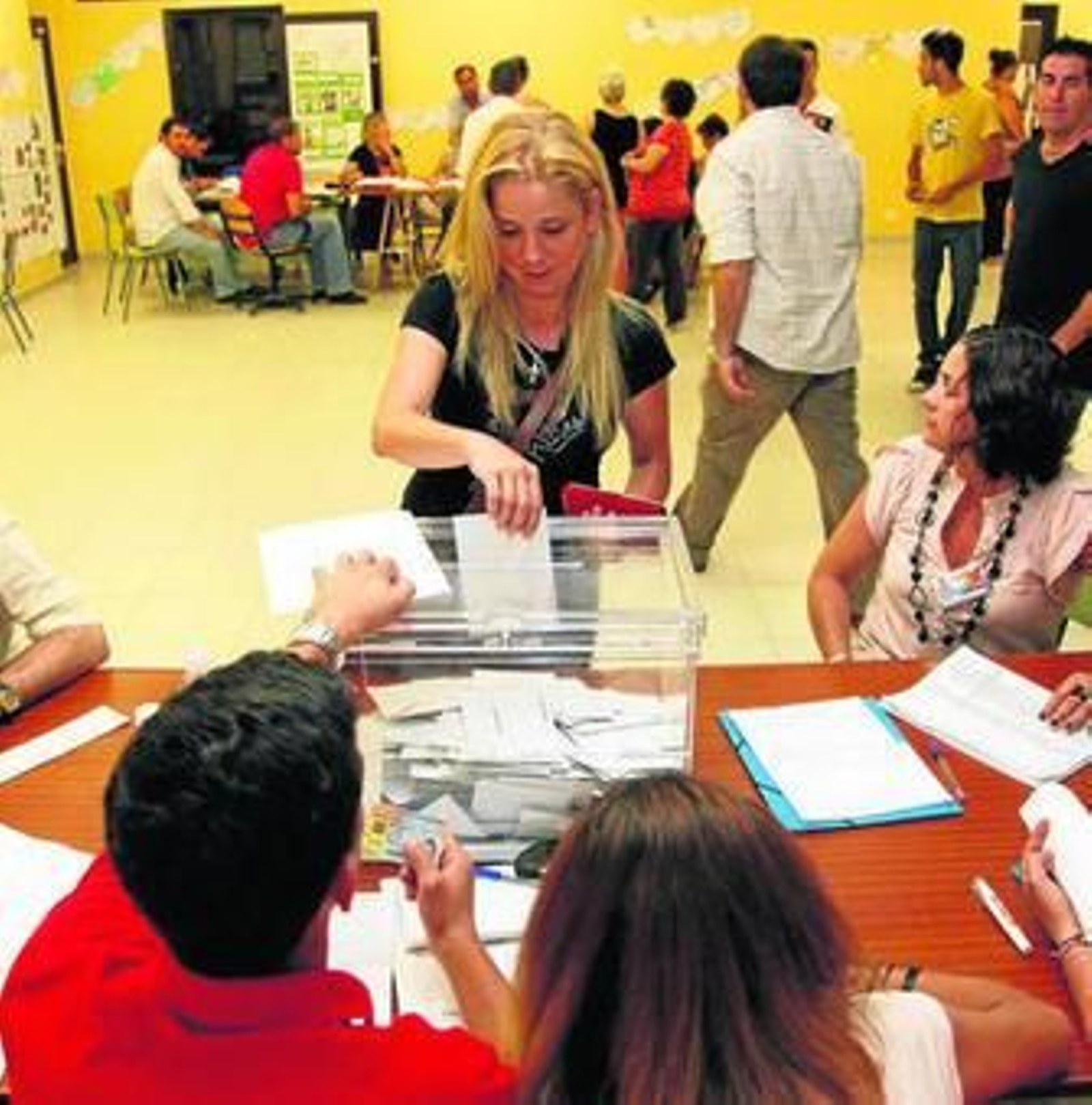 Una mesa electoral de Cartaya, ayer.