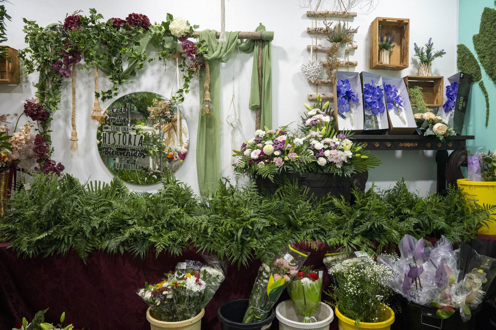 Así se preparan las flores para el Día de Los Santos en Almería