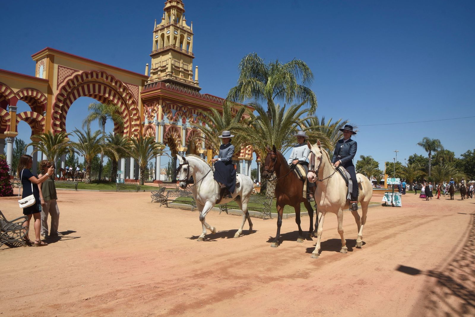 Caballista delante de la portada de la Feria de Nuestra Señora de la Salud.