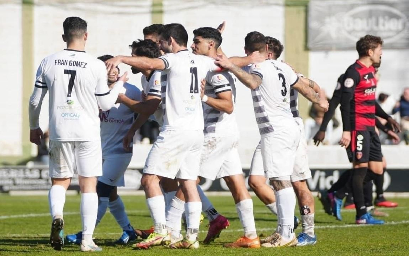 Los jugadores del Pozoblanco celebran uno de sus goles al Salerm Puente Genil.